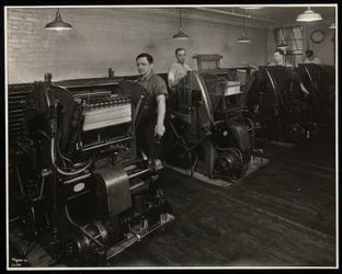 Hommes travaillant sur des presses à imprimer chez Unz und Co., 24 Beaver Street, New York, 1932